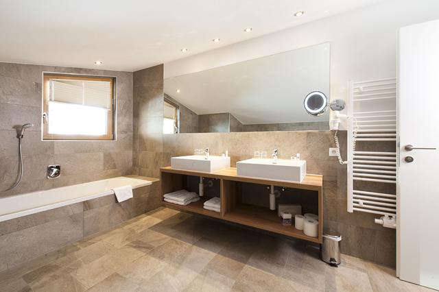 Ontspanning 4* See € 955,- 【restaurant(s), kluisje op kamer, parkeerplaats, hond is welkom, fitness, sauna, zwembad, tennisbaan, wellness, wifi】