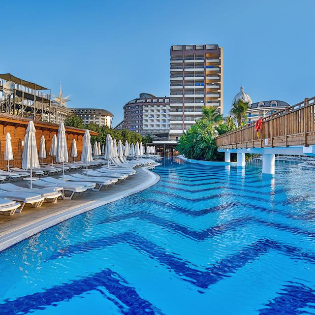 hotel-saturn-palace-resort