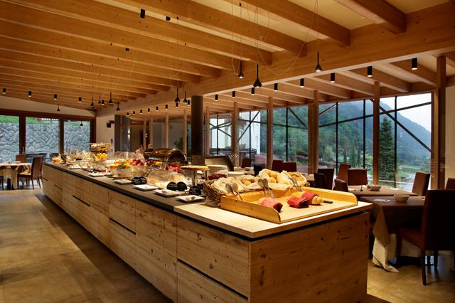 Ontspanning 4* Val di Sole € 1015,- 【zwembad, kluisje op kamer, wifi, parkeerplaats, tennisbaan, sauna, wellness, restaurant(s)】