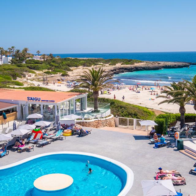 fergus-style-carema-beach