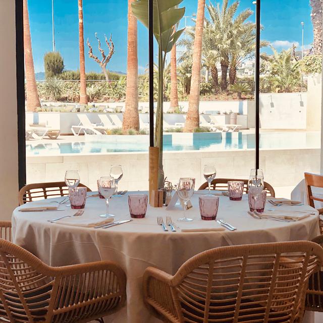 aqua-hotel-the-breeze-adults-only