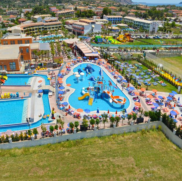 caretta-beach-hotel-waterpark