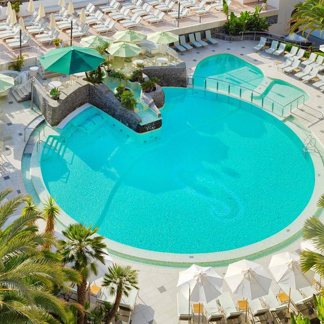 hotel-seaside-sandy-beach