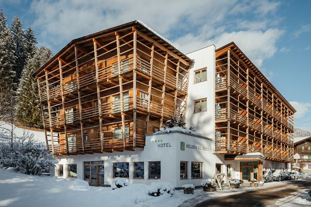 Skivakantie 4* Badia - Dolomiti Superski € 1237,- ⁂ fitness, restaurant(s), parkeerplaats, wellness, kluisje op kamer, wifi, sauna