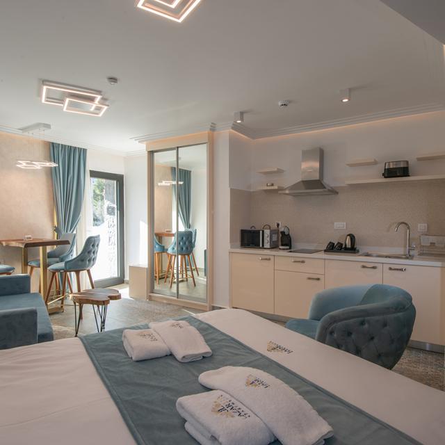 lazar-lux-beach-walk-apartment-suites