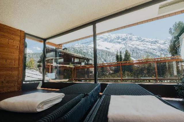 Skiën 4* Saas-Fee € 476,- 【wifi, hond is welkom, sauna, wellness, zwembad, restaurant(s), kluisje op kamer】