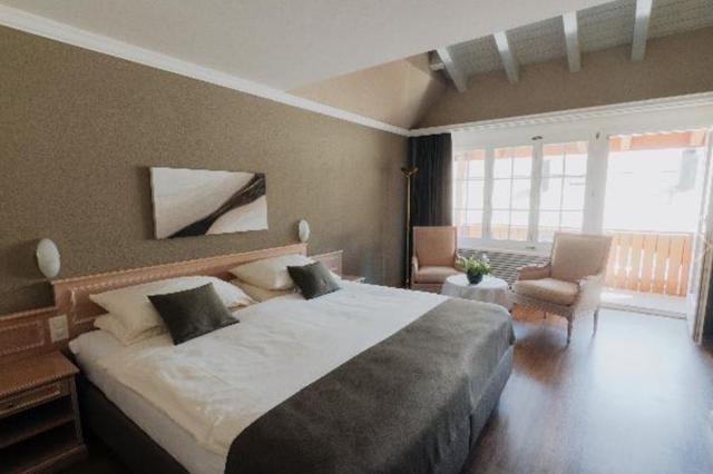 Skiën 4* Saas-Fee € 476,- 【wifi, hond is welkom, sauna, wellness, zwembad, restaurant(s), kluisje op kamer】