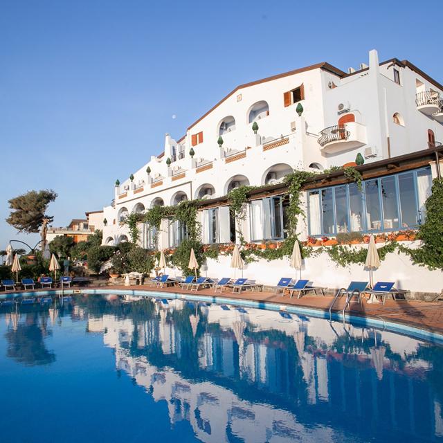 hotel-arathena-rocks