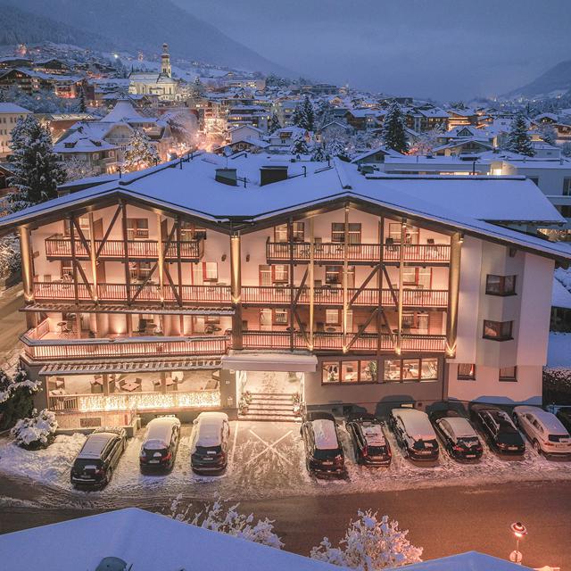 Alpenhotel Tirolerhof — uitzicht over Fulpmes, Stubaital (miniatuur)