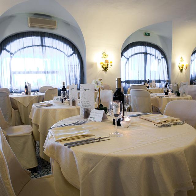 hotel-arathena-rocks