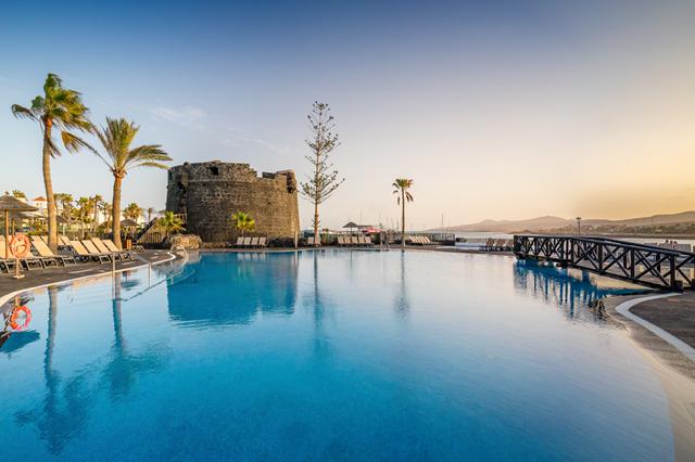 Zon, zee, strand 4* Caleta de Fuste € 771,- 【animatieteam, restaurant(s)】
