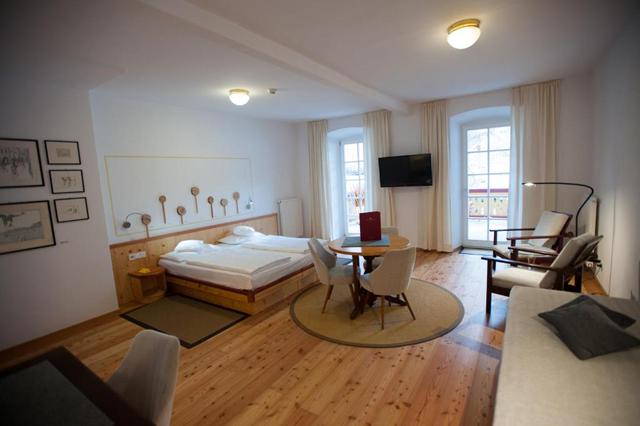 Sneeuwzeker 4* San Candido € 1040,- ➤ kluisje op kamer, hond is welkom, wellness, zwembad, restaurant(s), parkeerplaats, sauna, wifi
