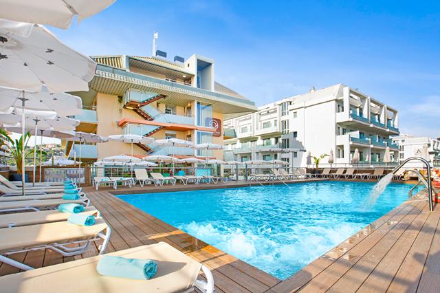 Zon 4* Santa Susanna € 401,- ⛱️ inclusief vlucht en transfer