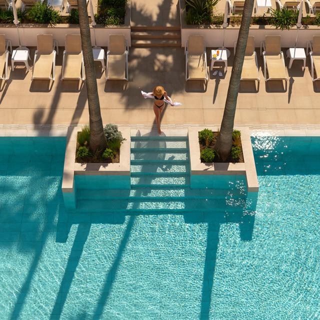 aqua-hotel-the-breeze-adults-only
