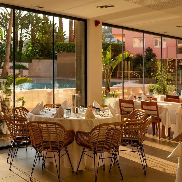 aqua-hotel-the-breeze-adults-only