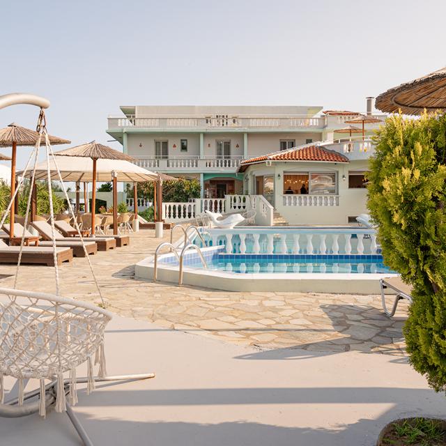 hotel-kokkari-beach