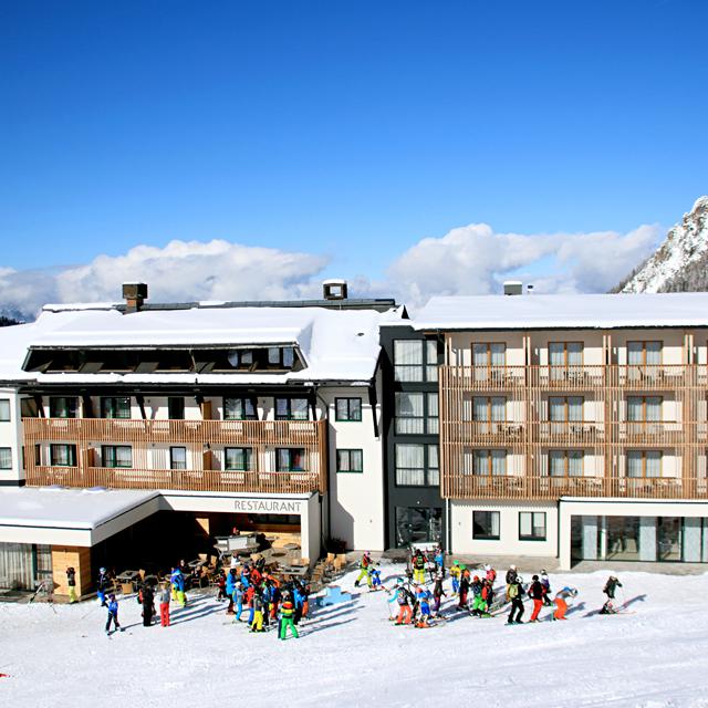 Alm Hotel Kärnten — uitzicht over Hermagor, Skiarena Kärnten Nassfeld-Hermagor (miniatuur)
