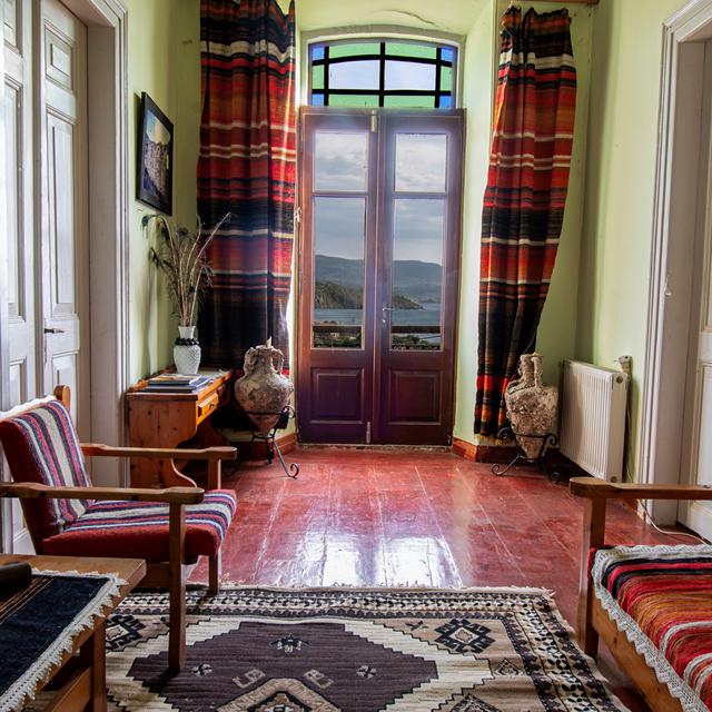 Studio's Lela's Kaptani Molivos