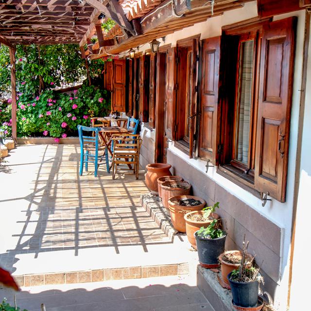 Studio's Lela's Kaptani Molivos