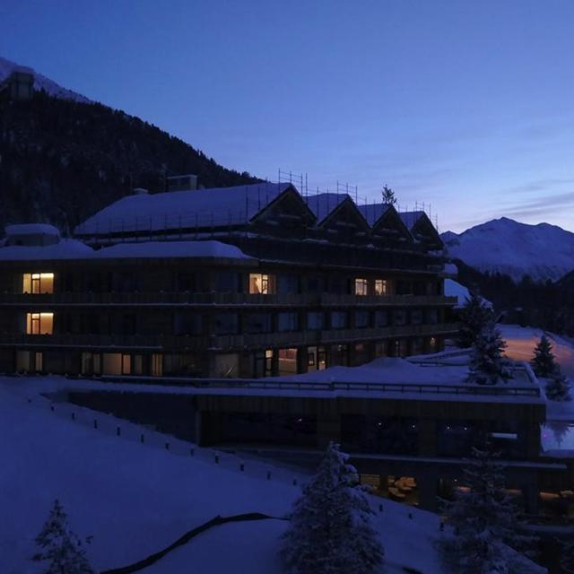 Alpen Resort Bivio — uitzicht over Livigno, Italië (miniatuur)