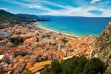 De stad Cefalu van bovenaf 