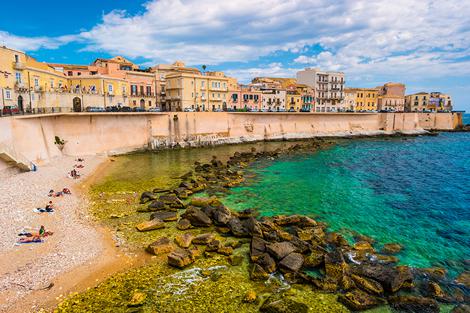 Kust van Ortigia-eiland bij stad van Syracuse